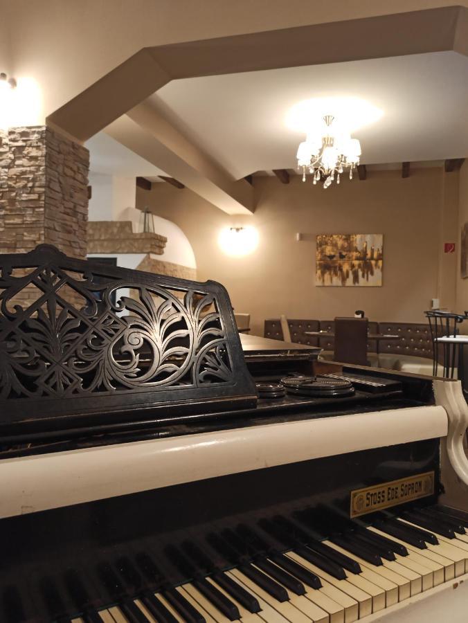 Veresegyház Eden Lounge Restaurant & Pension المظهر الخارجي الصورة